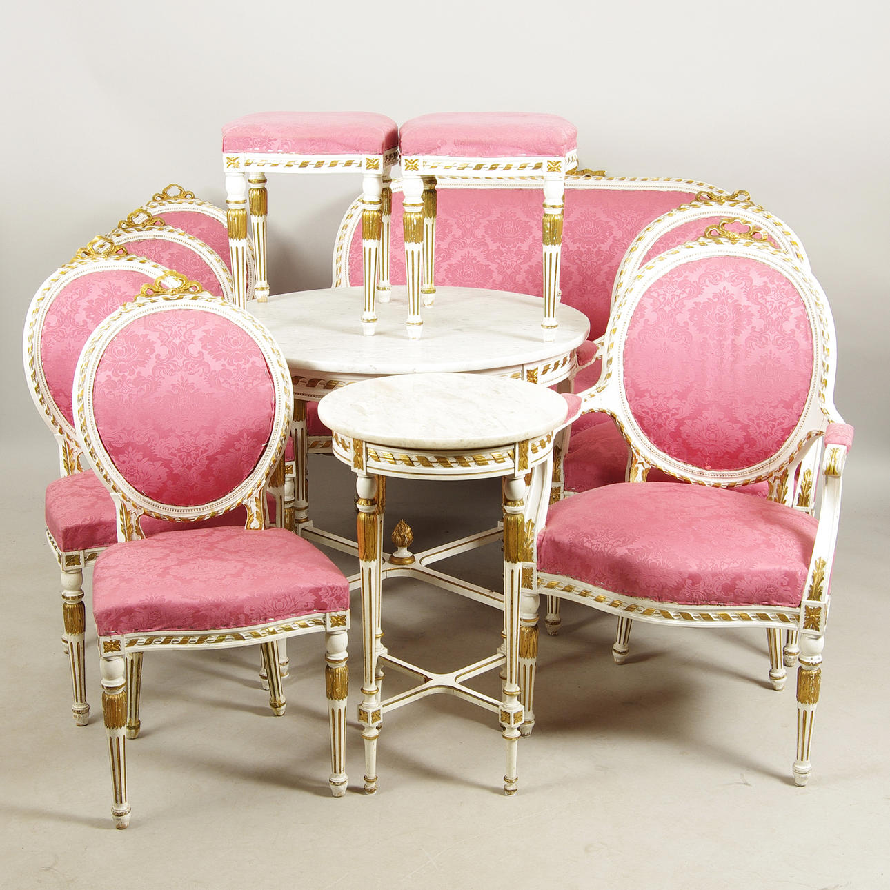 SALONGSGRUPP, vitmålad med förgyllningar, gustaviansk stil.