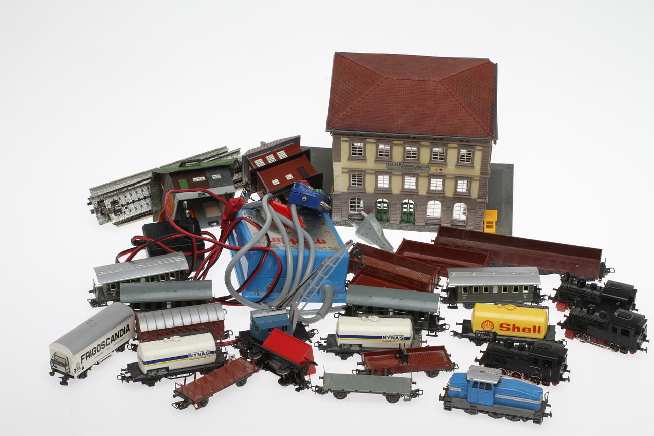 MODELLTÅG MÄRKLIN 4 lok, 15 vagnar, trafo med mera.