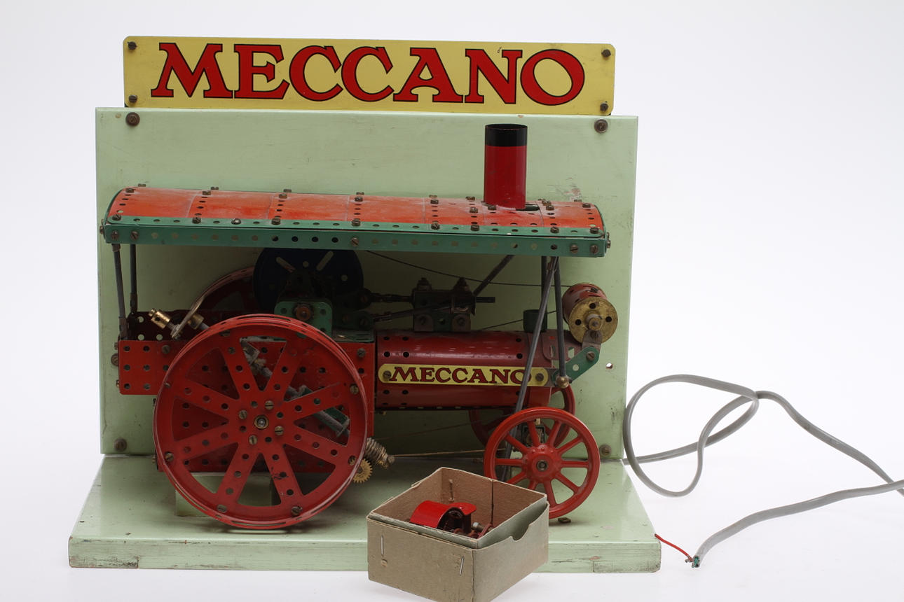 MECCANO utställningsmodell ångvält monterad på platta med skylt. Motordriven.