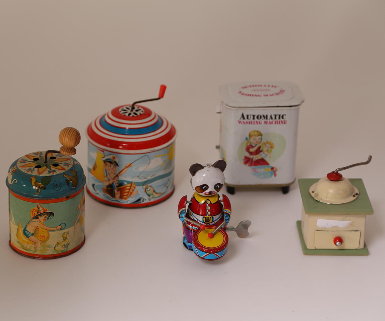 LEKSAKER, 5 st, plåt/trä, 1900-tal.