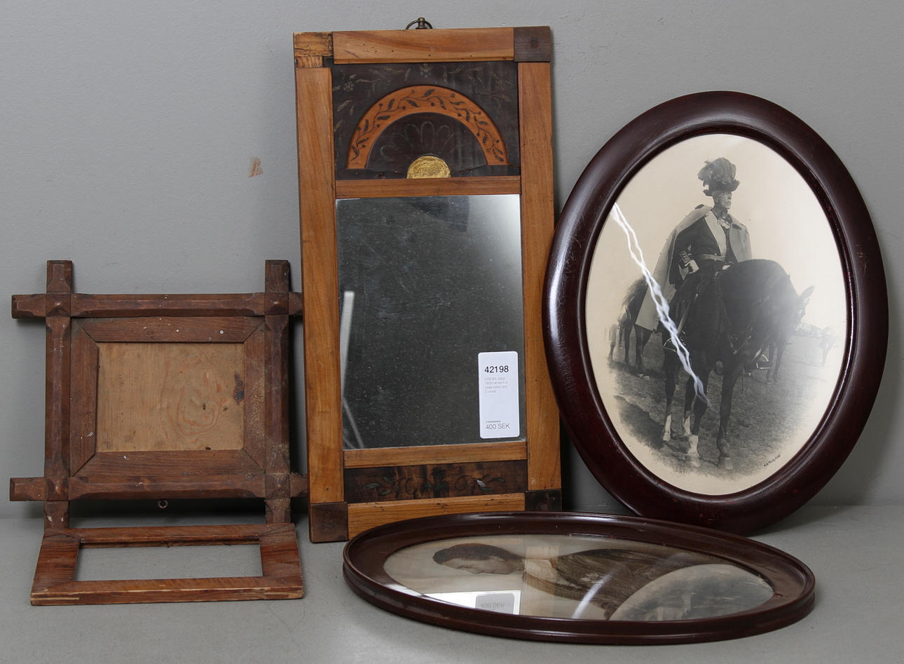 SPEGEL tidigt 1800-tal samt 2 ovala tavlor och 2 ramar.