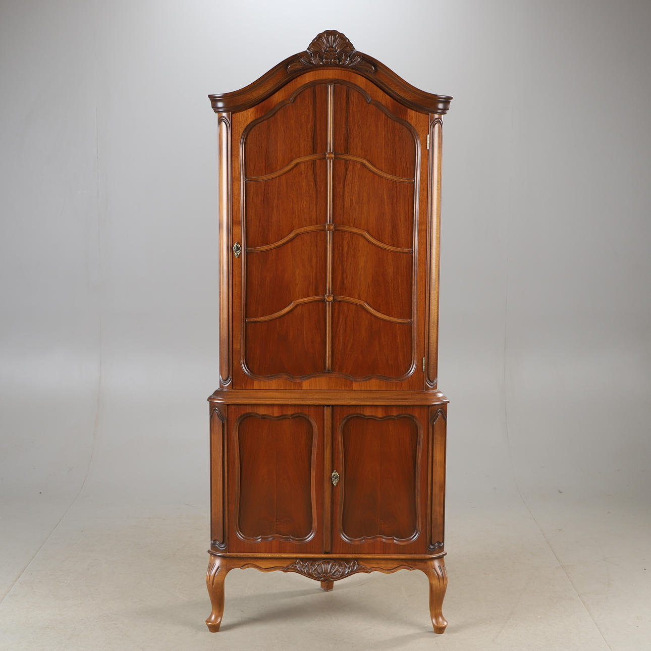 ARMARIO ESQUINERO, madera de nogal, estilo rococó.