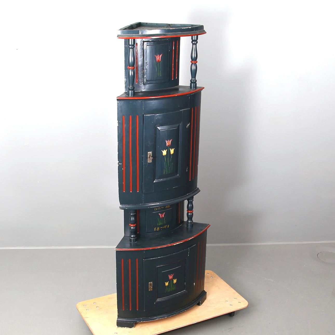 HÖRNSKÅP, bemålat, allmoge, 1800-tal.