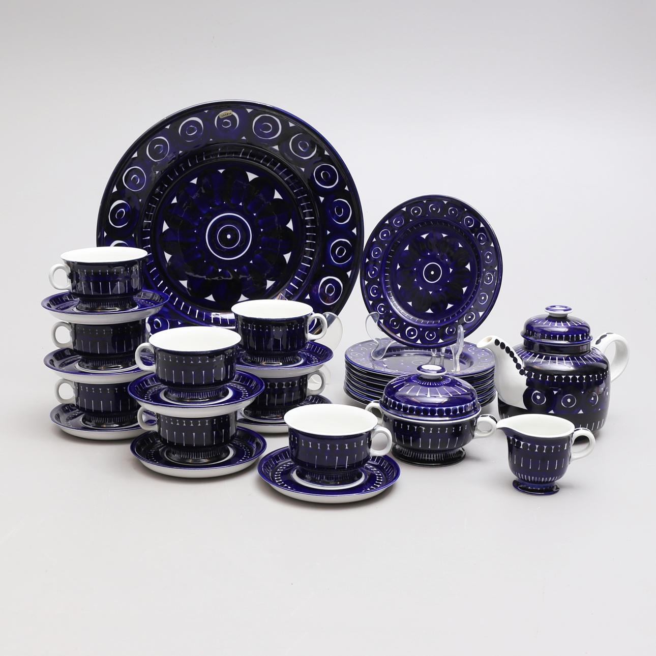 ULLA PROCOPE. A 28-piece “Valencia” tea set, Arabia, 1960s/70s