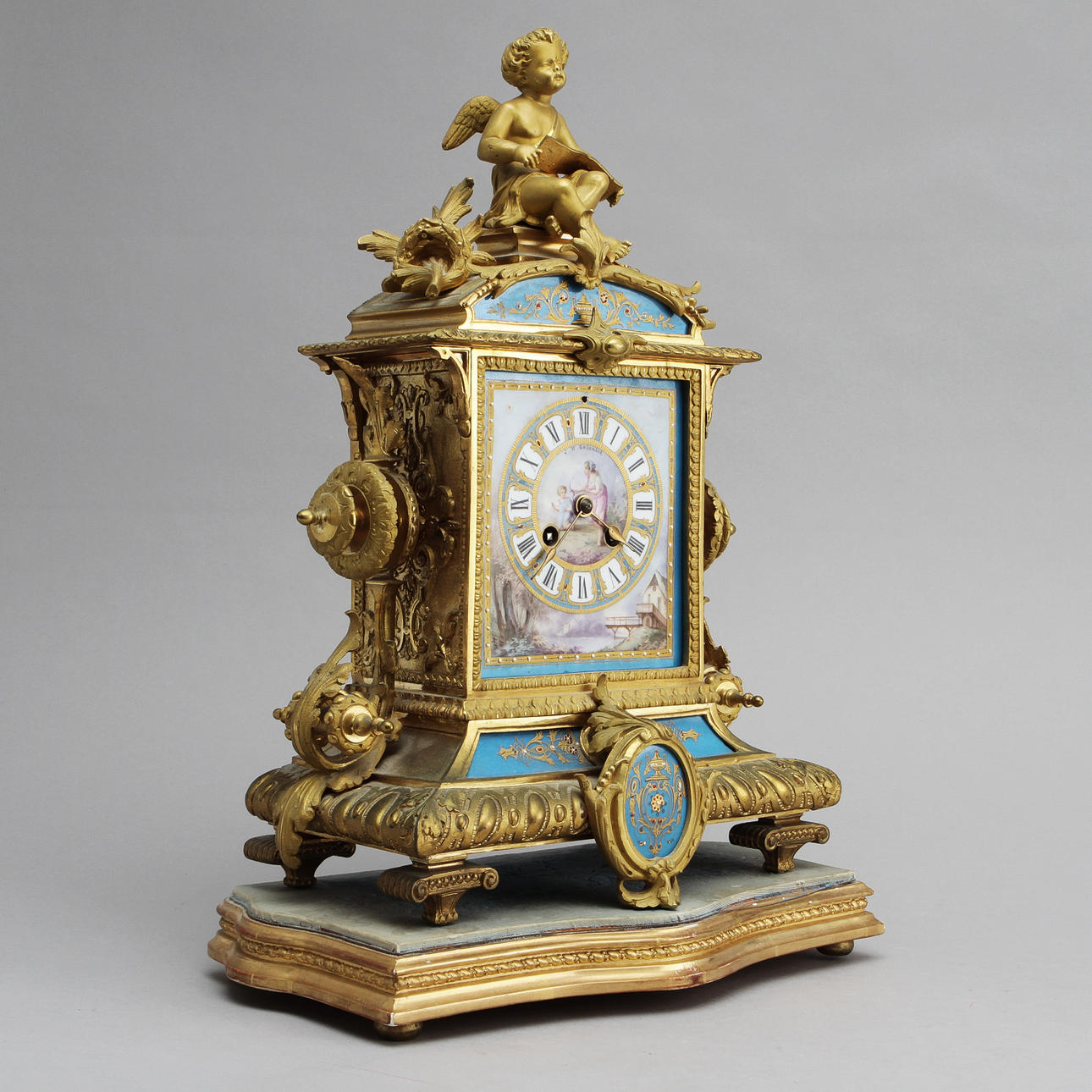 BORDSUR, nyrokoko 1800-talets senare hälft. Förgylld och bemålad metall. Urtavlan signerad J W Grönbäck (verksam Stockholm 1842-1900).