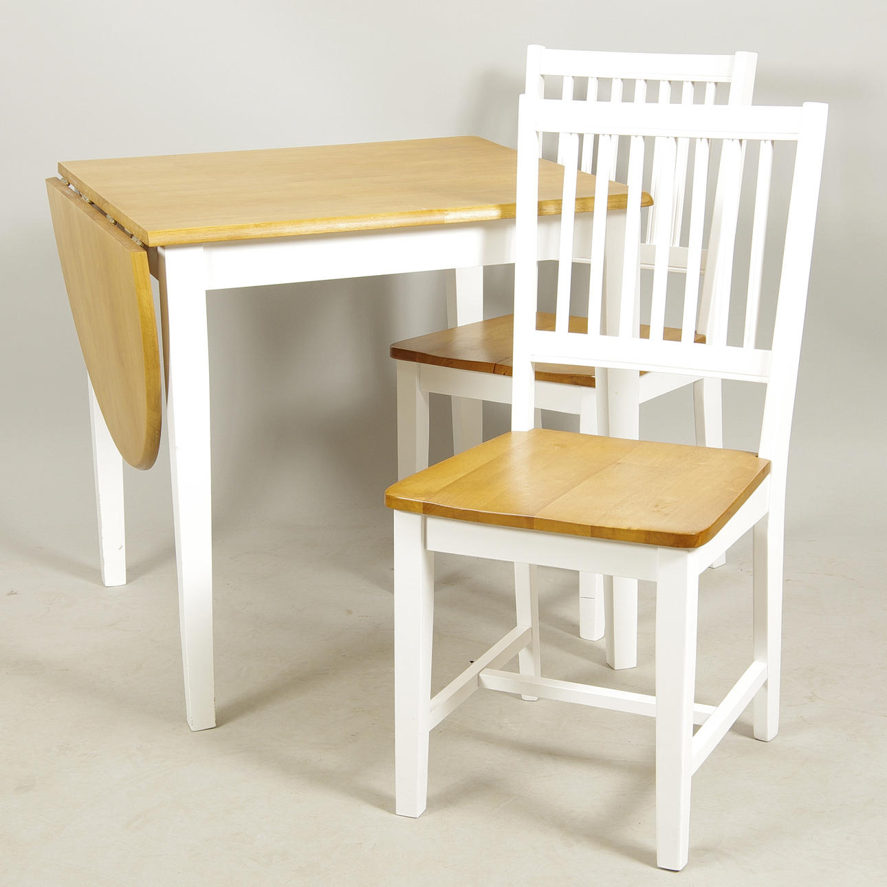 MATBORD MED 2 STOLAR, delvis vitmålade, 1900/2000-tal.