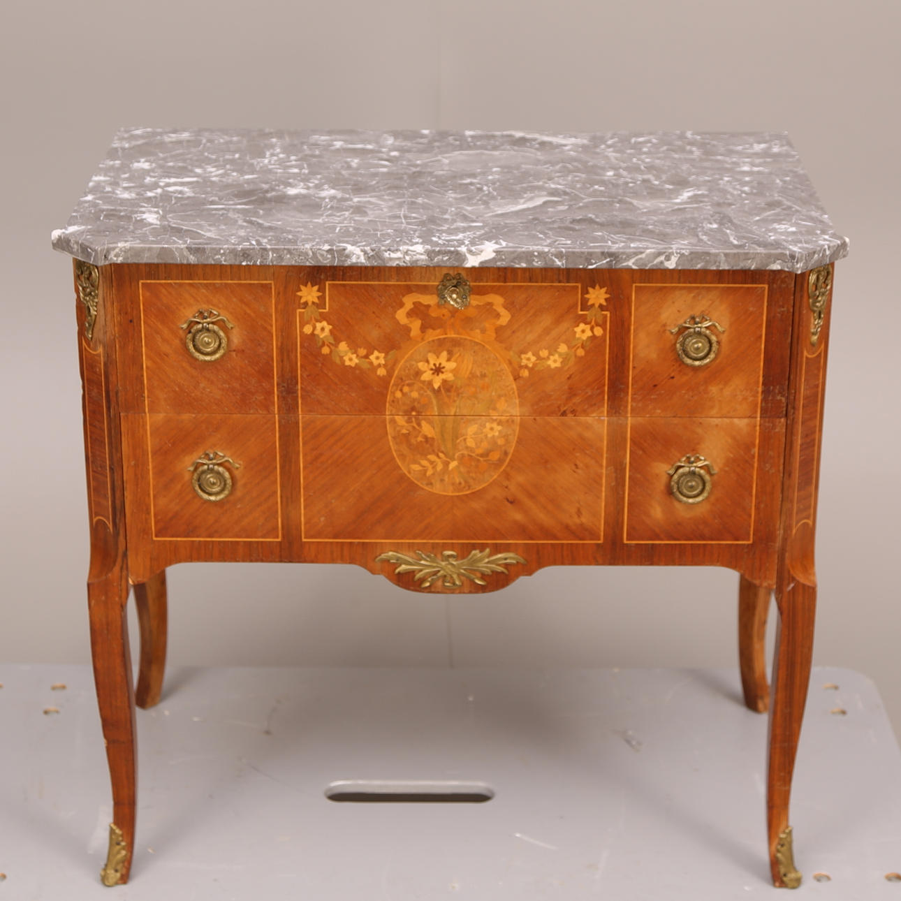 BYRÅ med stenskiva, olika träslag/intarsia, rokokostil, 1900-tal.