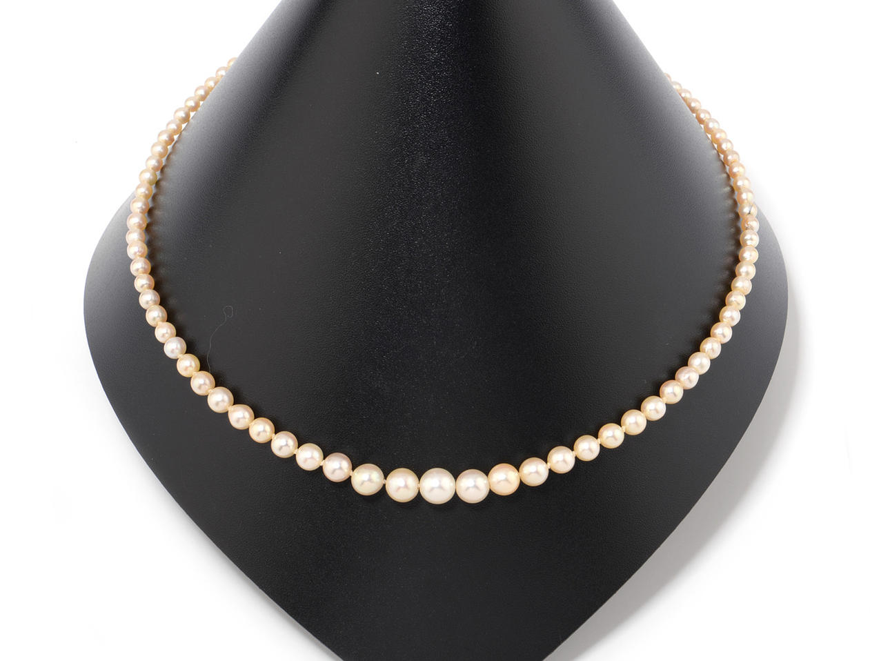 PÄRLHALSBAND. 88 pärlor från 3,3 till 8,0 mm, lås silver med odlad pärla 7,0 mm.
