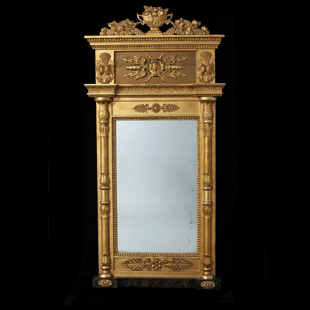 SPEGEL, förgylld. Empire 1800-talets förra hälft, sannolikt Göteborg.