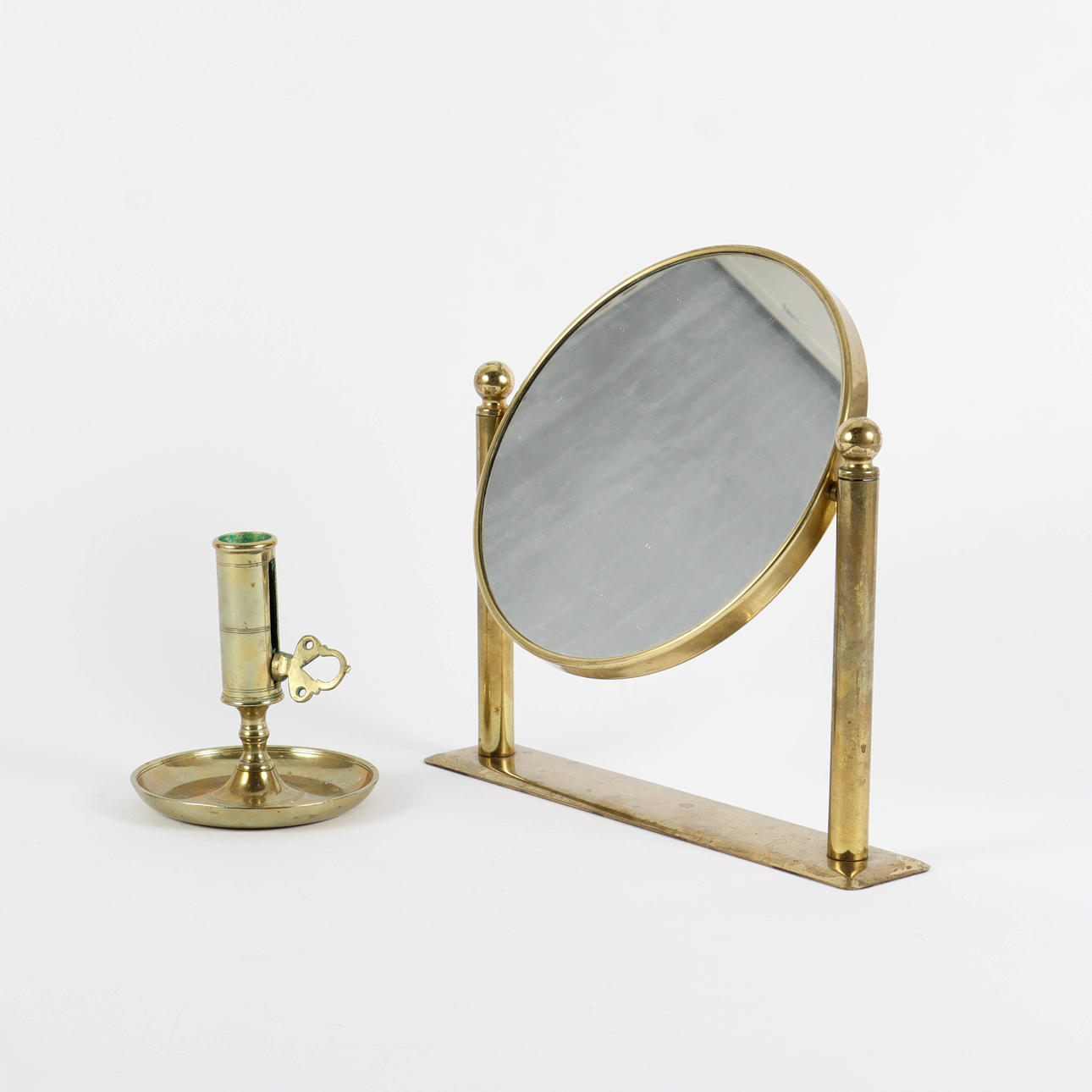 SPIEGEL UND KERZENSTÄNDER AUS MESSING.