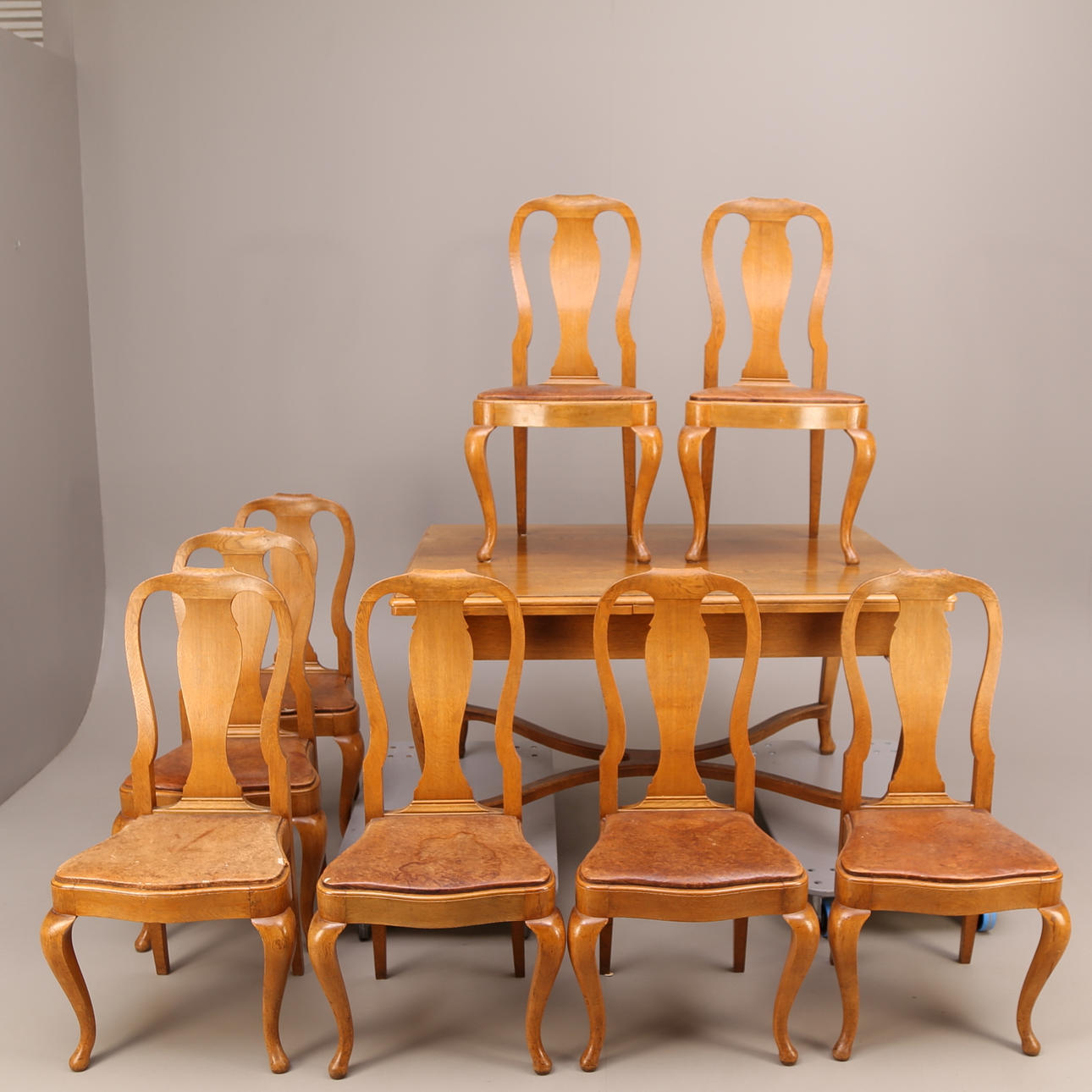 MATSALSGRUPP, 9 delar, ljus ek, bondrokoko, tidigt 1900-tal.