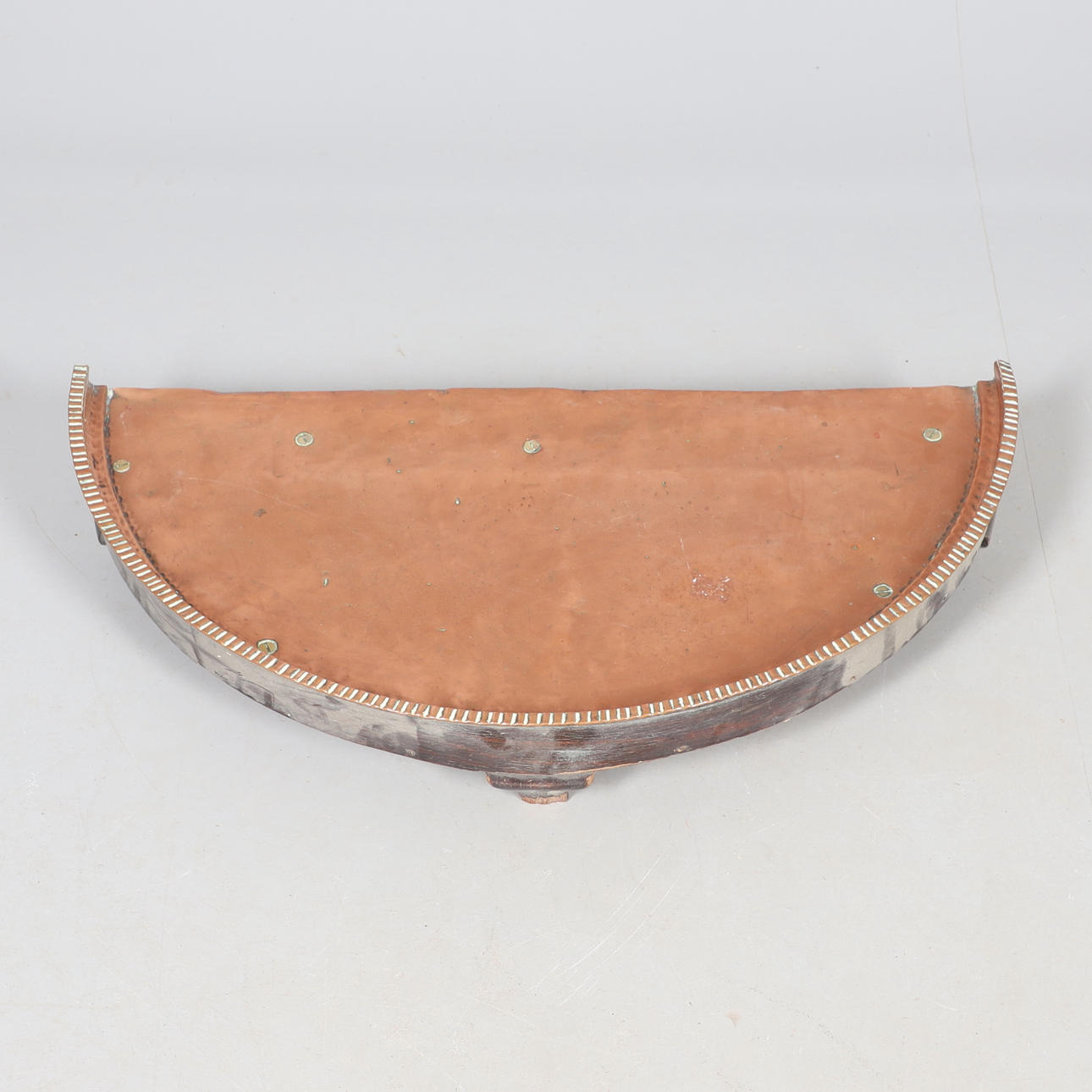 EN HALVCIRKULÆR BAKKE AF KOBBER.