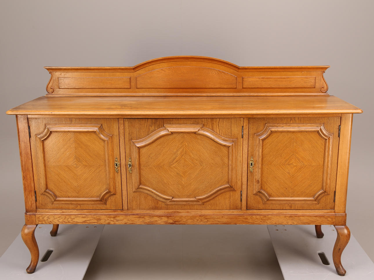 BUFFESKÅP, ljus ek, bondrokoko, tidigt 1900-tal.