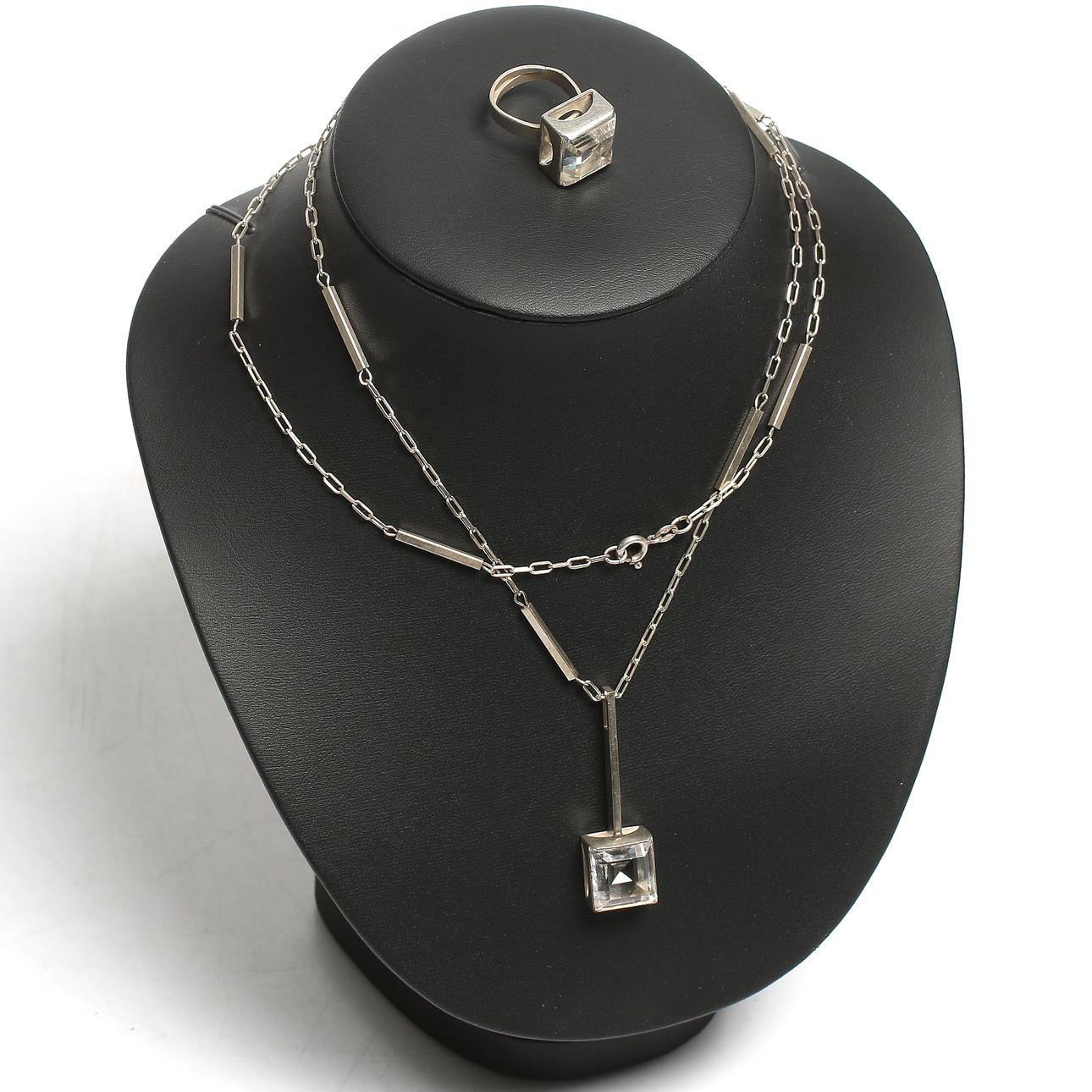 COLLIER med HÄNGE och RING, 3 delar silver och bergkristall, Bengt Hallberg, Köping, 1972. Total vikt 22 gram.