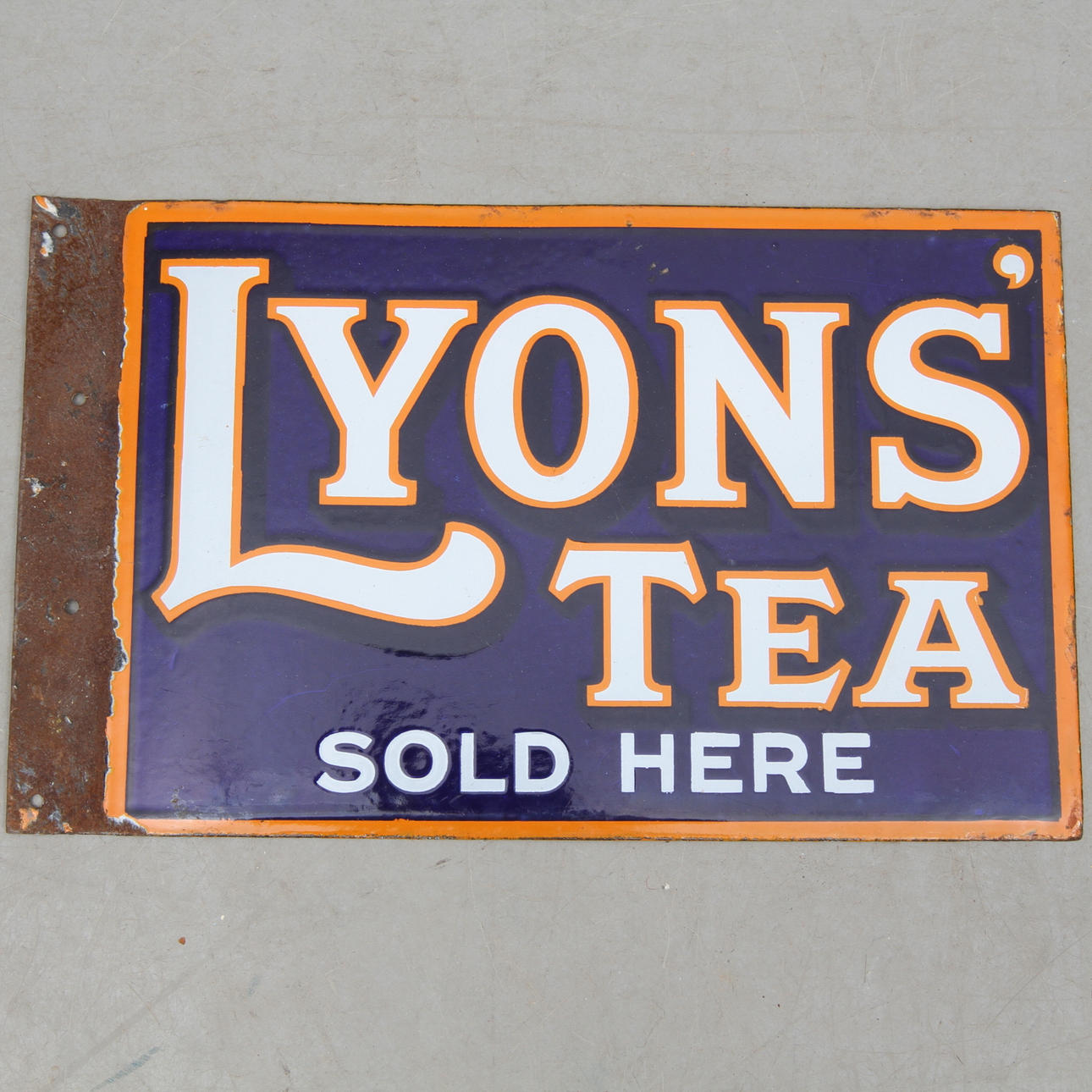 EMALJSKYLT, dubbelsidig, "Lyons´ Tea, Sold Here", 1900-tal.