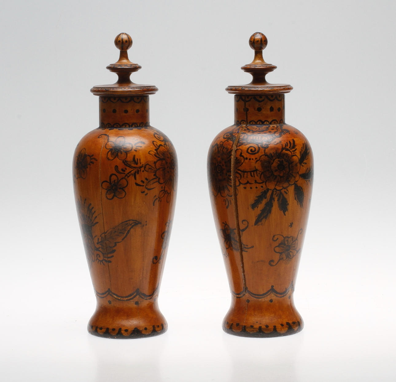 LOCKURNOR, ett par, trä, 1930-tal.