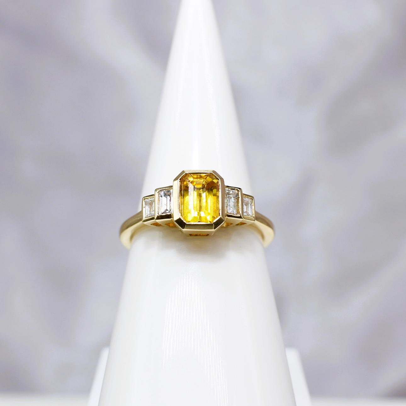 ORANGE SAPPHIRE & DIAMOND RING.