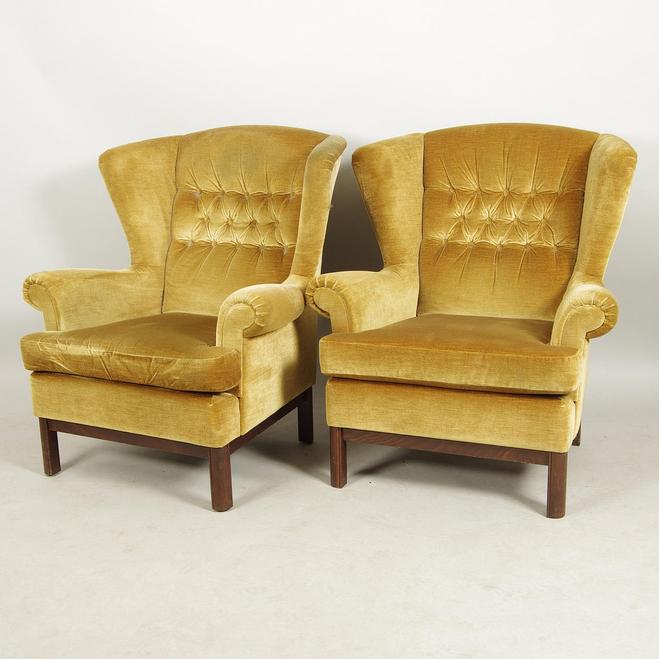 FÅTÖLJER, 1 par, gul plysch.