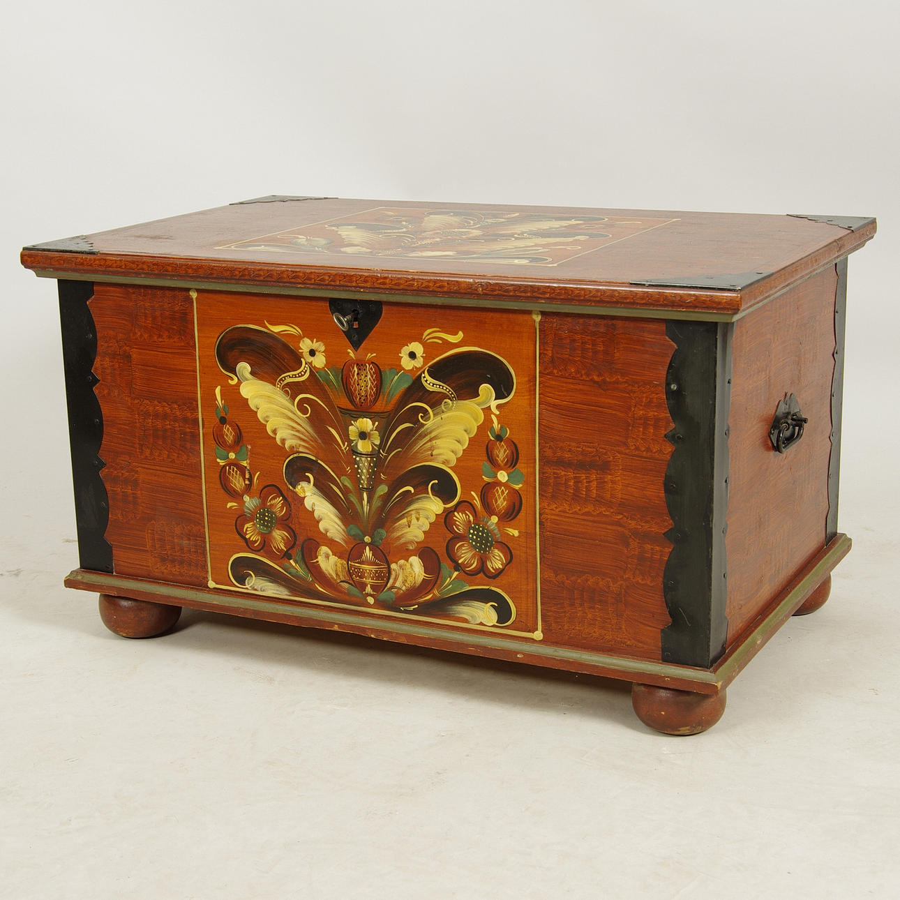 KISTA, kurbitsmålad, 1900-tal.