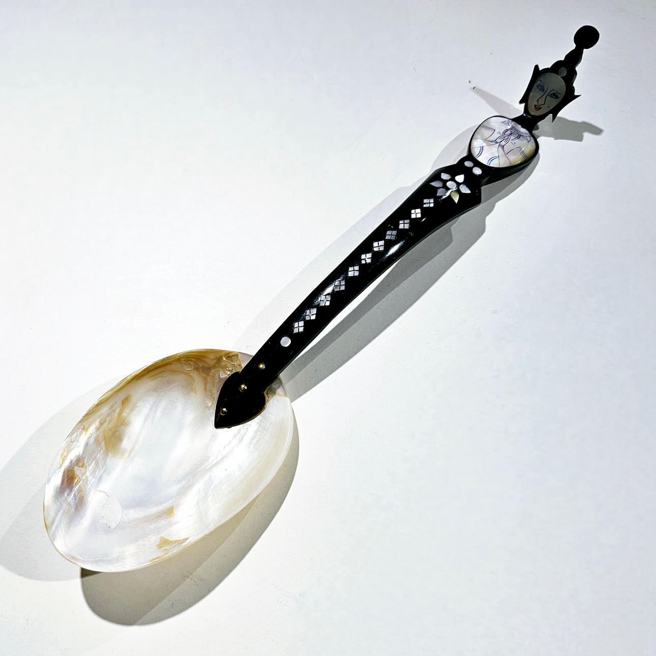 Serveringsske med balinesisk perlemordetalje.