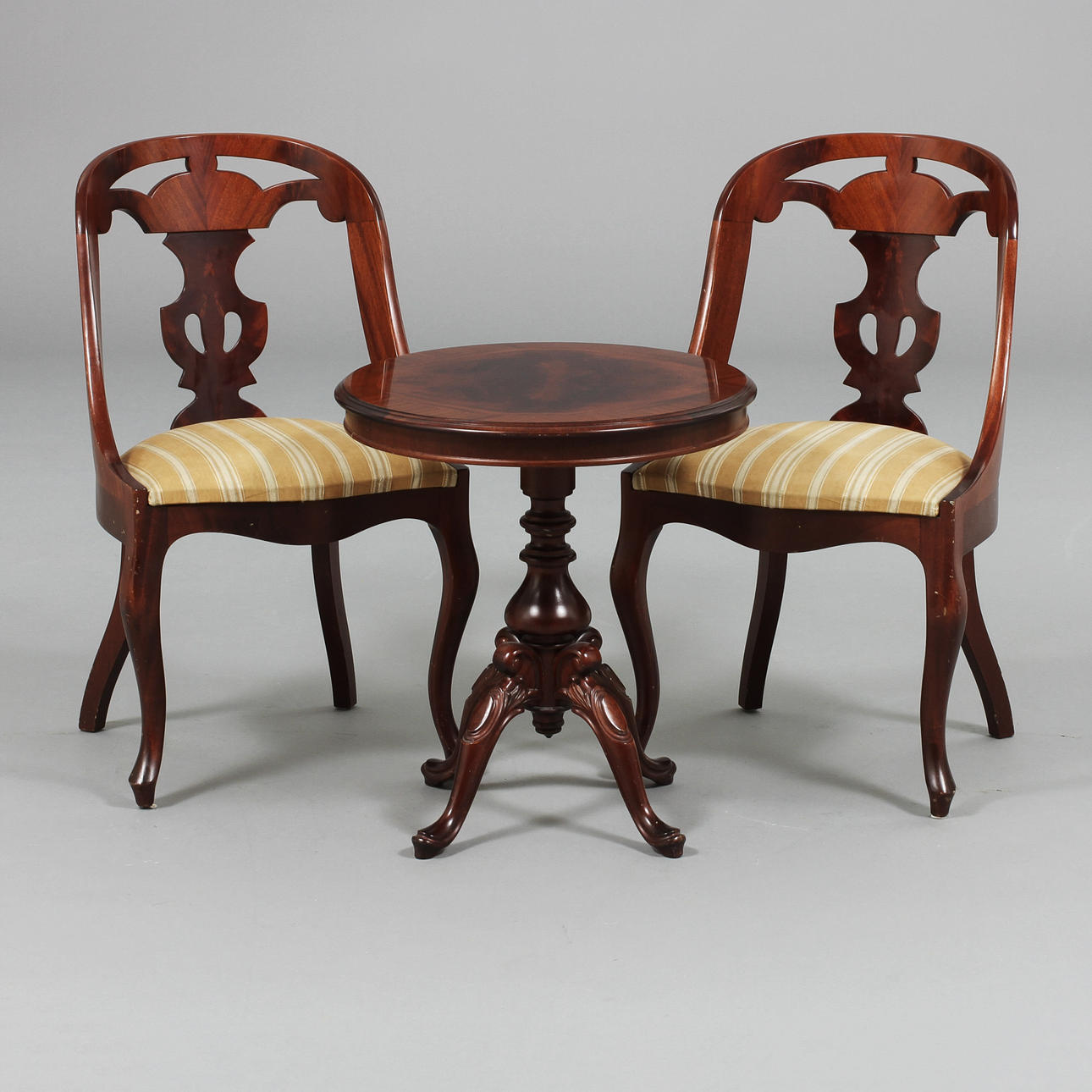 GÖTEBORGSTOLAR, ett par samt SALONGSBORD, 1900-tal.