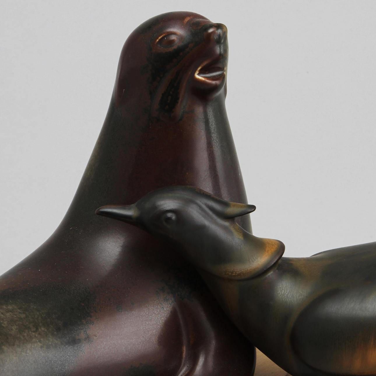 FIGURINER i form av säl och fågel, 2 st, stengods. Gunnar Nylund, Rörstrand.