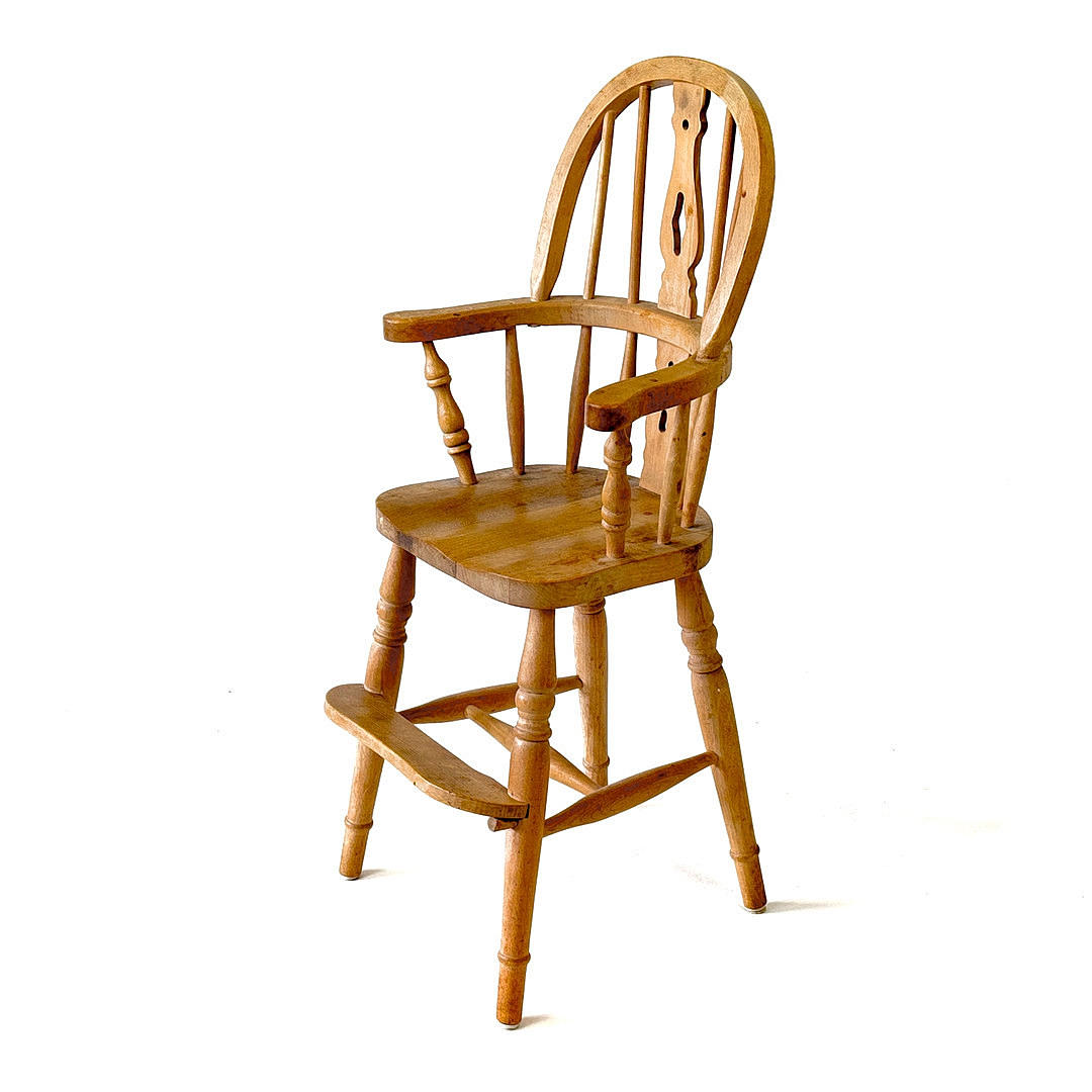 LIGHT OAK SPINDLE BACK CHILD'S HIGH CHAIR.
