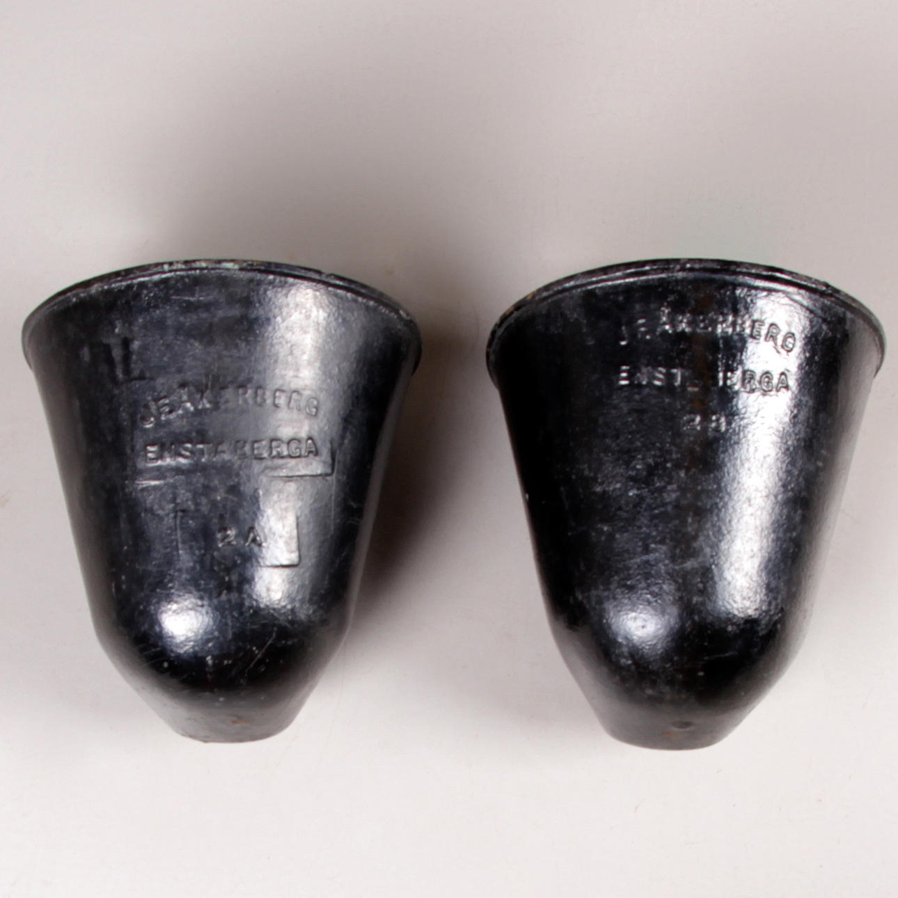 FODERBEHÅLLARE, 2 st. Gjutjärn, märkta JE Åkergberg, Enstaberga 2a.