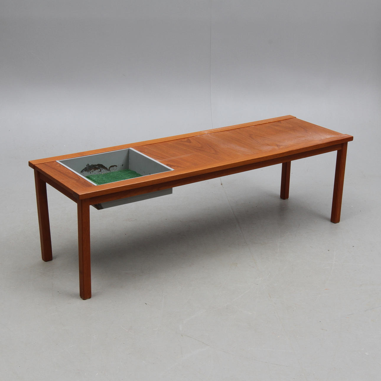 BLOMBORD, teak med insats i plåt, 1900-talets andra hälft.