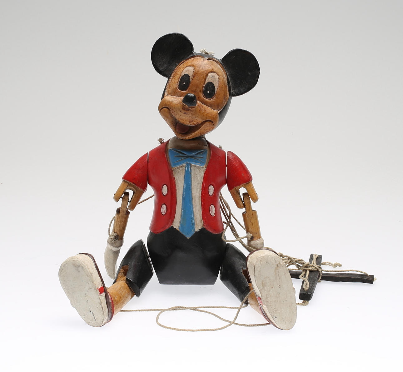 MARIONETTDOCKA, "Musse Pigg", bemålat trä, 1900-talets mitt.