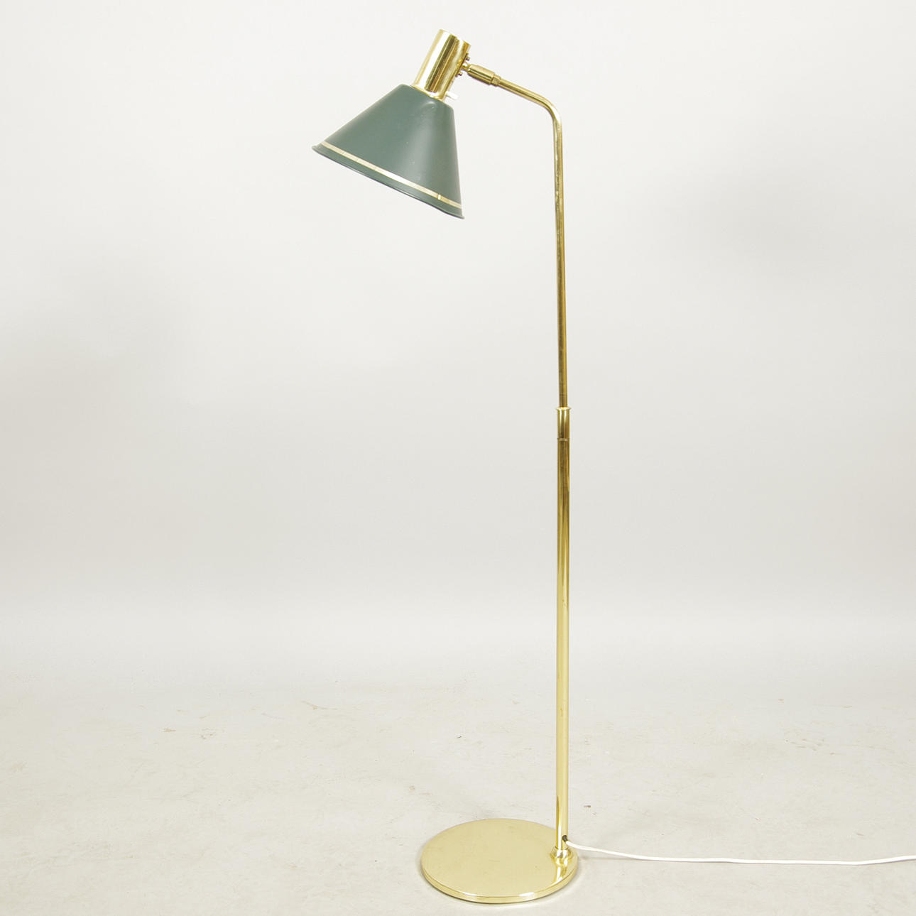 GOLVLAMPA, mässing med grön plåtskärm.