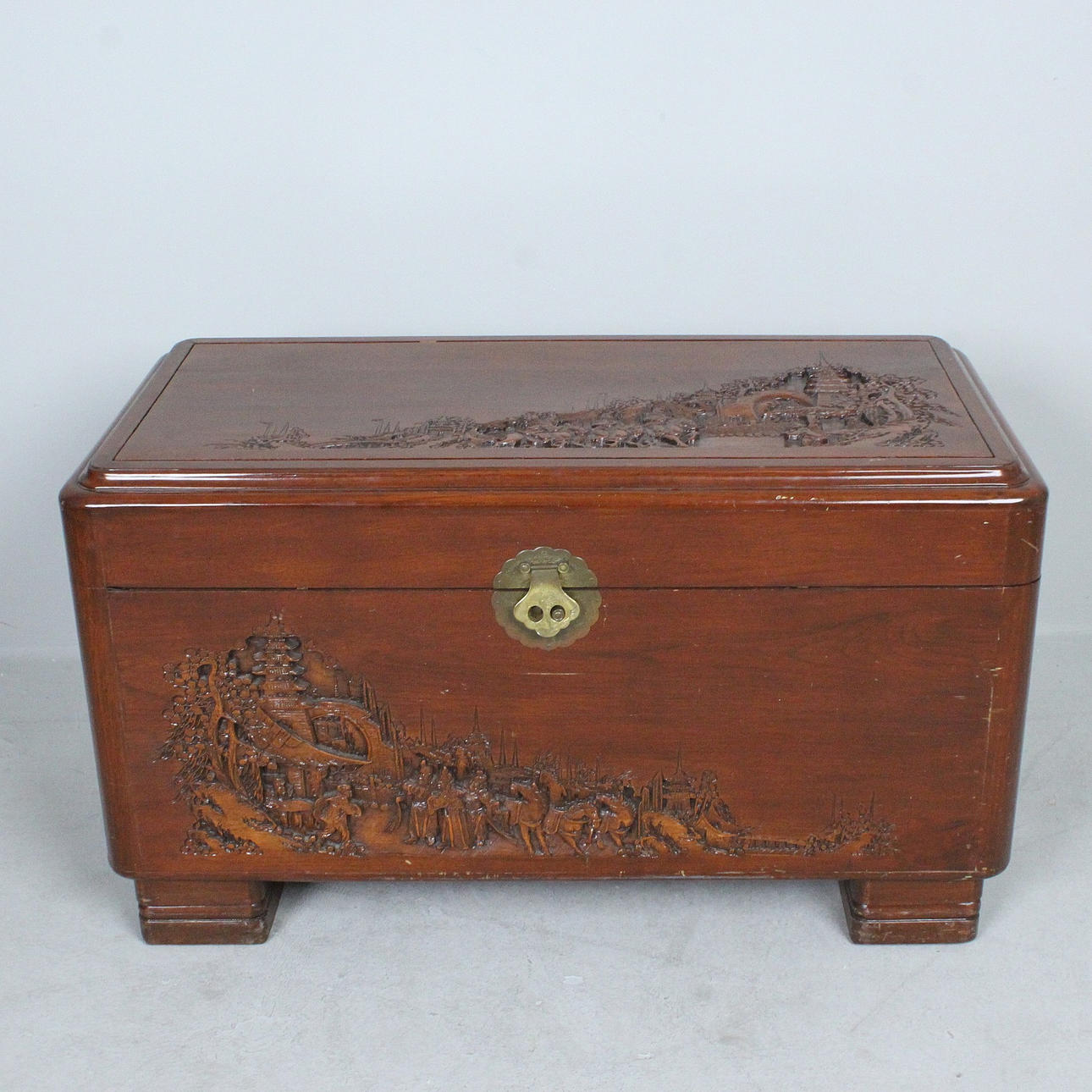 Holztruhe mit Schnitzerei.