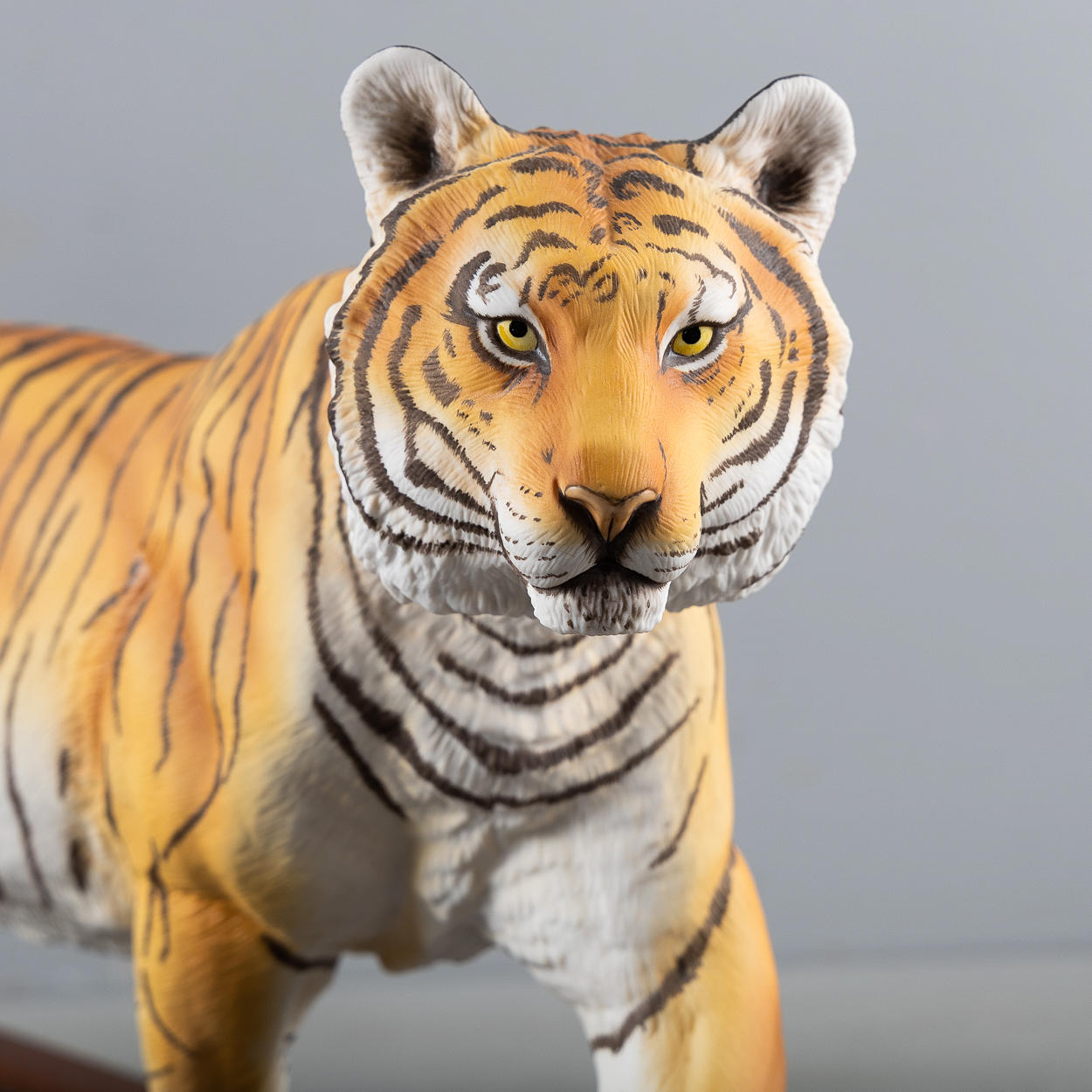 A porcelain figurine of a tiger, “On the prowl”, Franklin Mint 