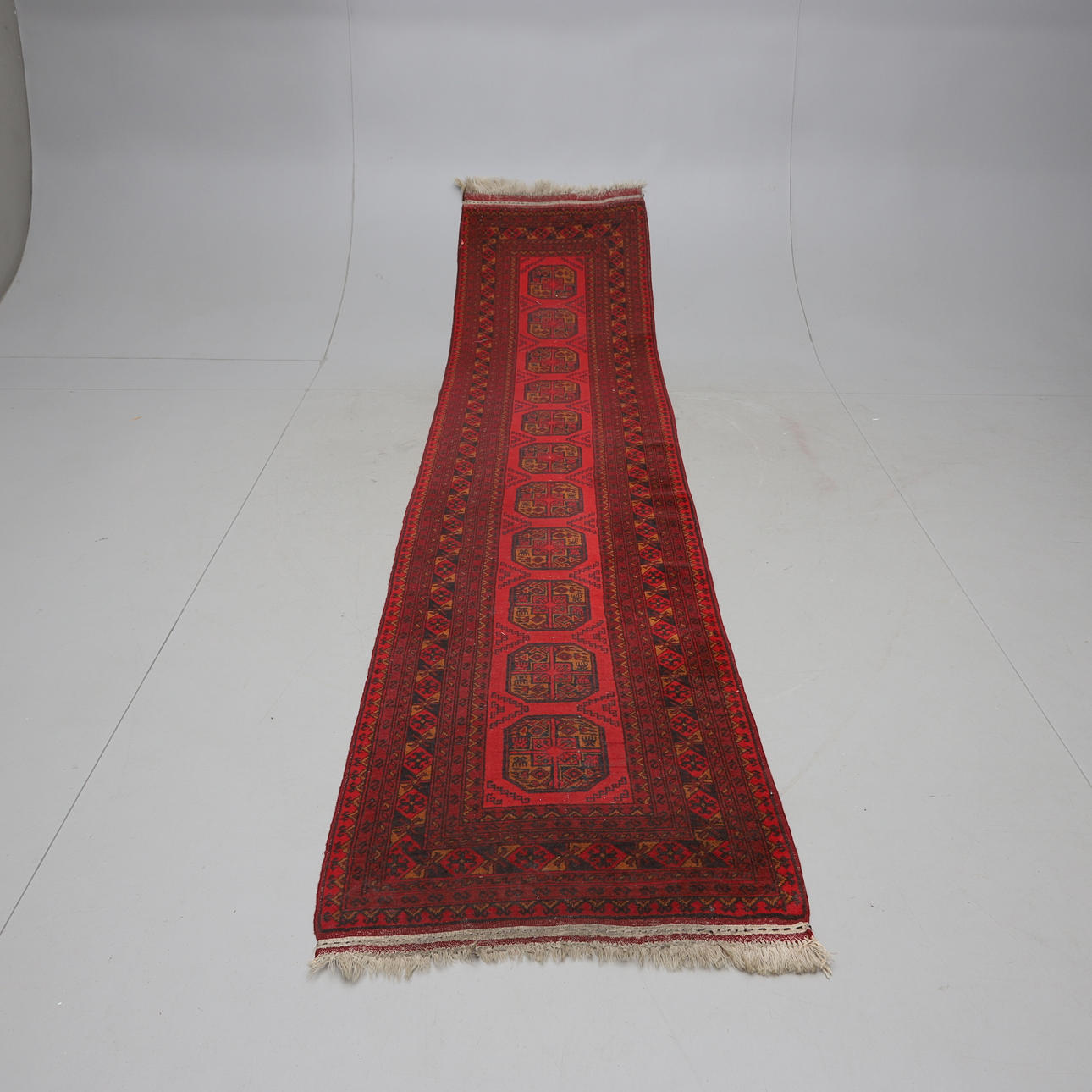 MATTA, orientalisk Afghan. Ca 400 x 87 cm.