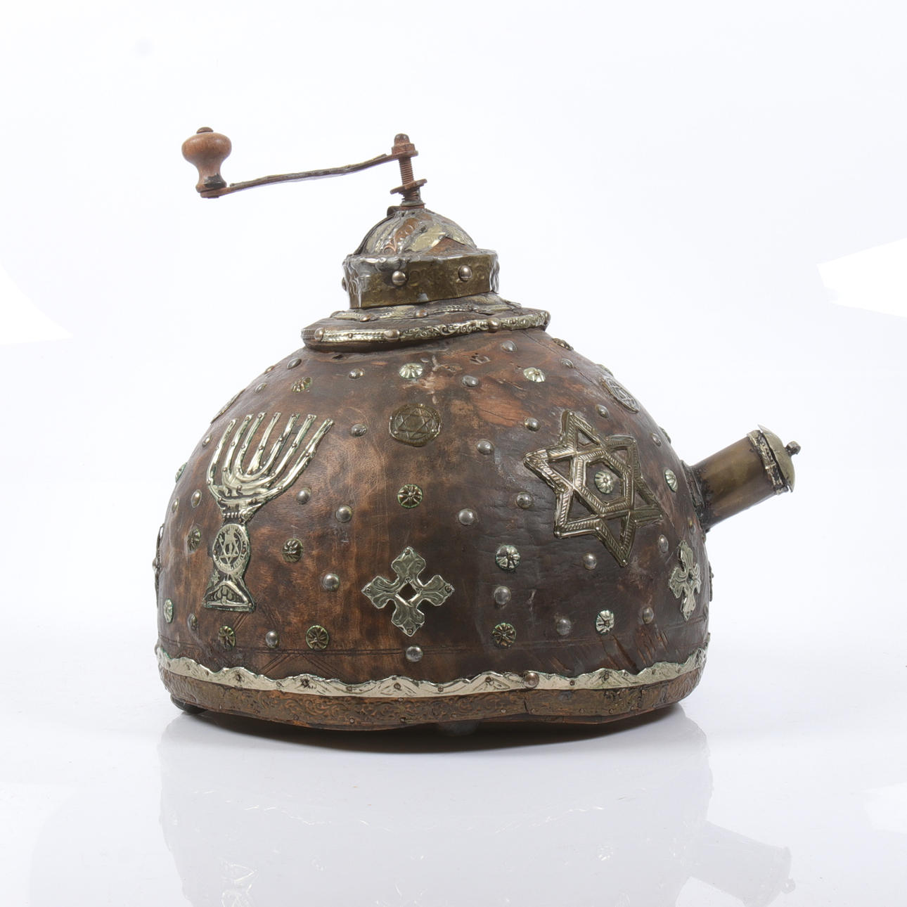 Cafetera con madera de molino, metal, siglo XX.