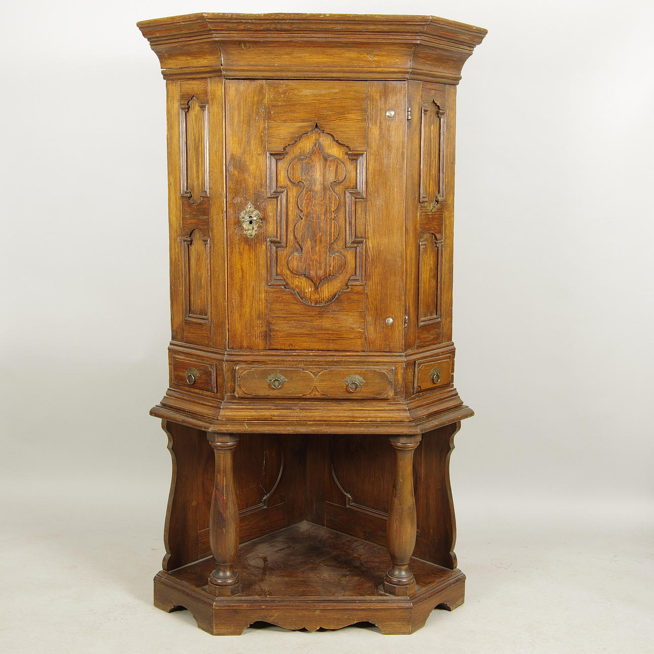 HÖRNSKÅP, fur, 1700-tal, underredet senare.