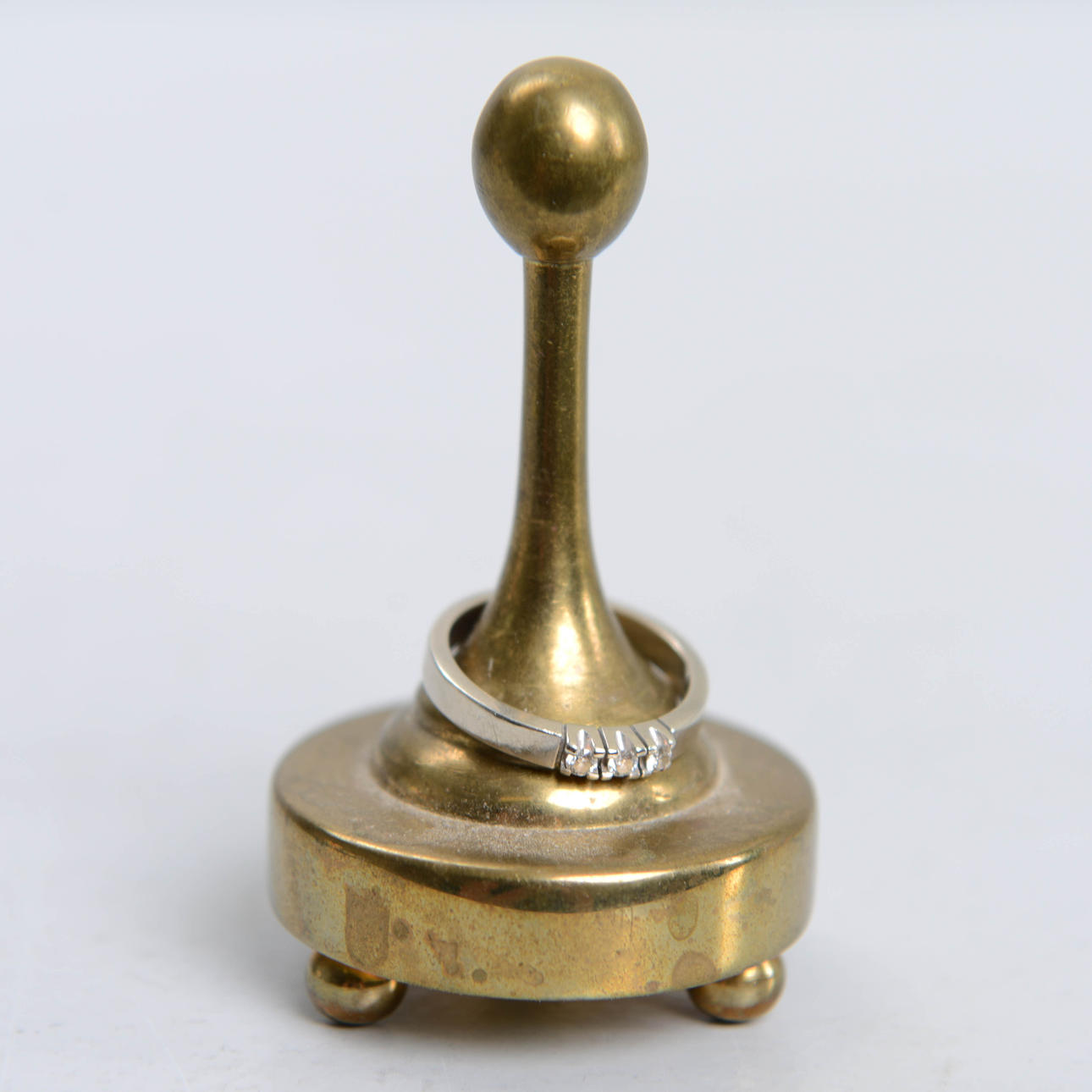 SKULTUNA. Ring holder, brass, 2005.