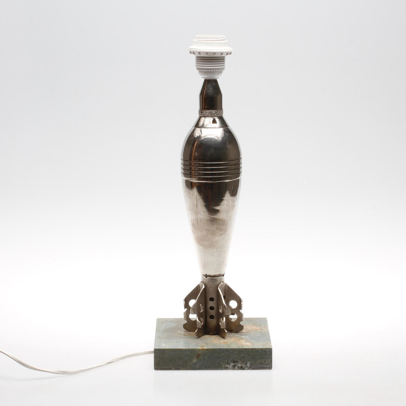 BORDSLAMPA, form av granat med marmorfot. 1900-tal.