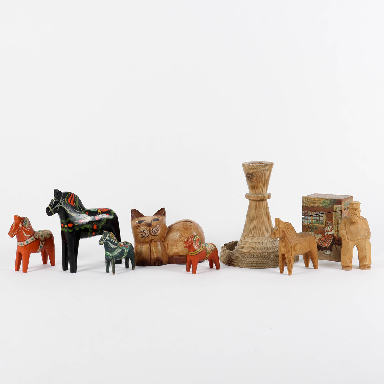 WOODEN OBJECTS 9 pieces, mix other dalahorses.
