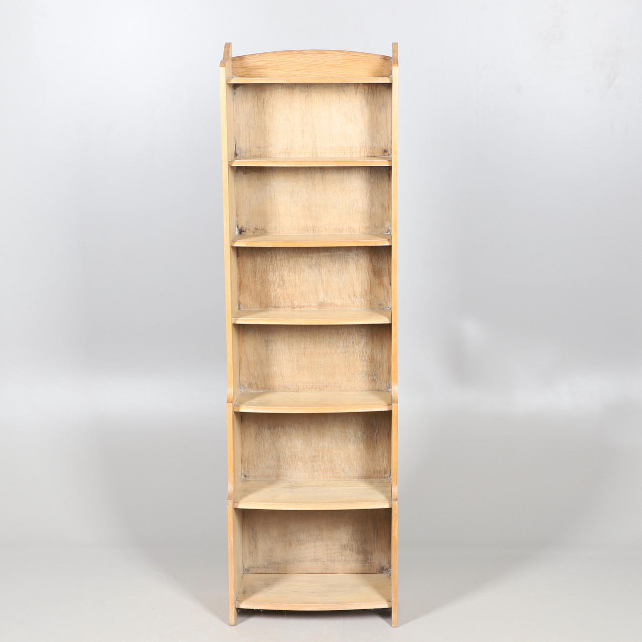 EN UPPSÄTTNING ÖPPNA BOKHYLLOR.