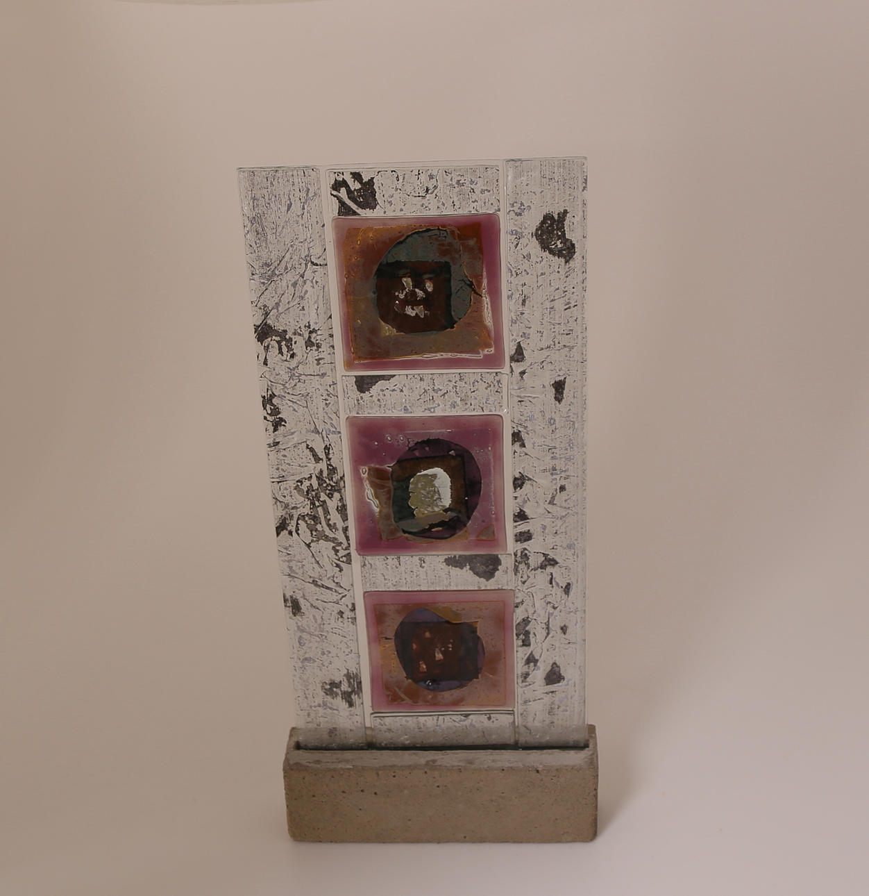 ANN LÖNN. TILLSKRIVEN. KONSTGLAS, betongsockel, osignerat.