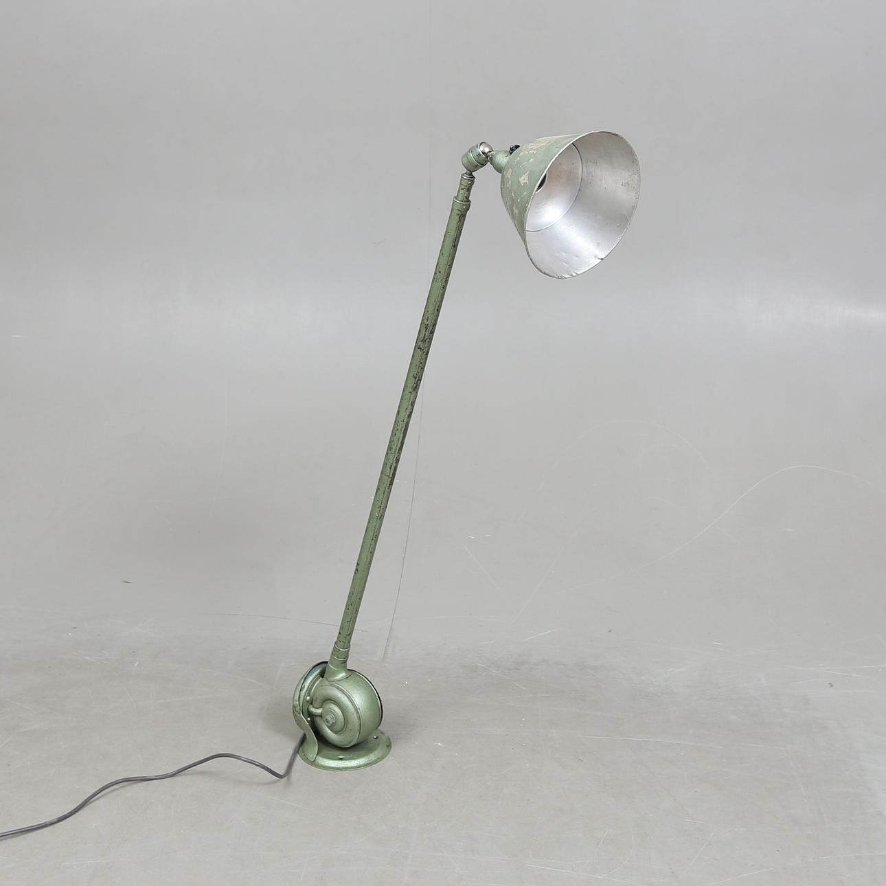 JOHAN PETTER JOHANSSON. Industrielampe, Eisen und Blech, „Triplex-Pendelleuchte“, entworfen am 10./20. Jahrhundert, Mitte des 20. Jahrhunderts.