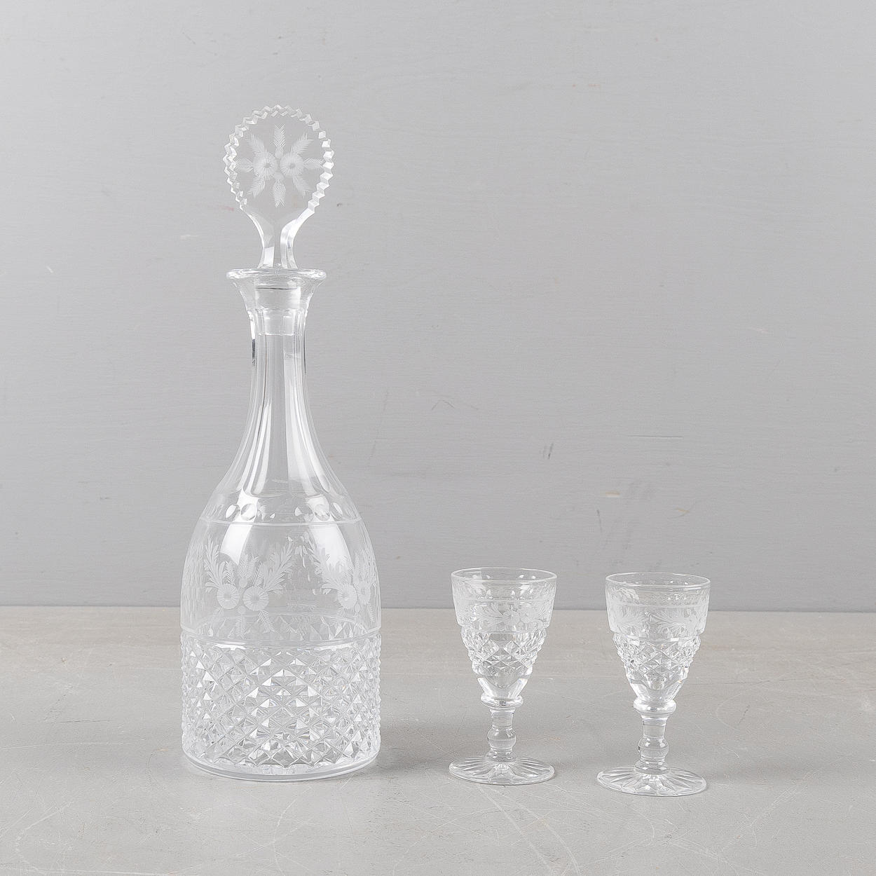 KARAFFE UND 2 COGNACGLÄSER, graviertes Glas.