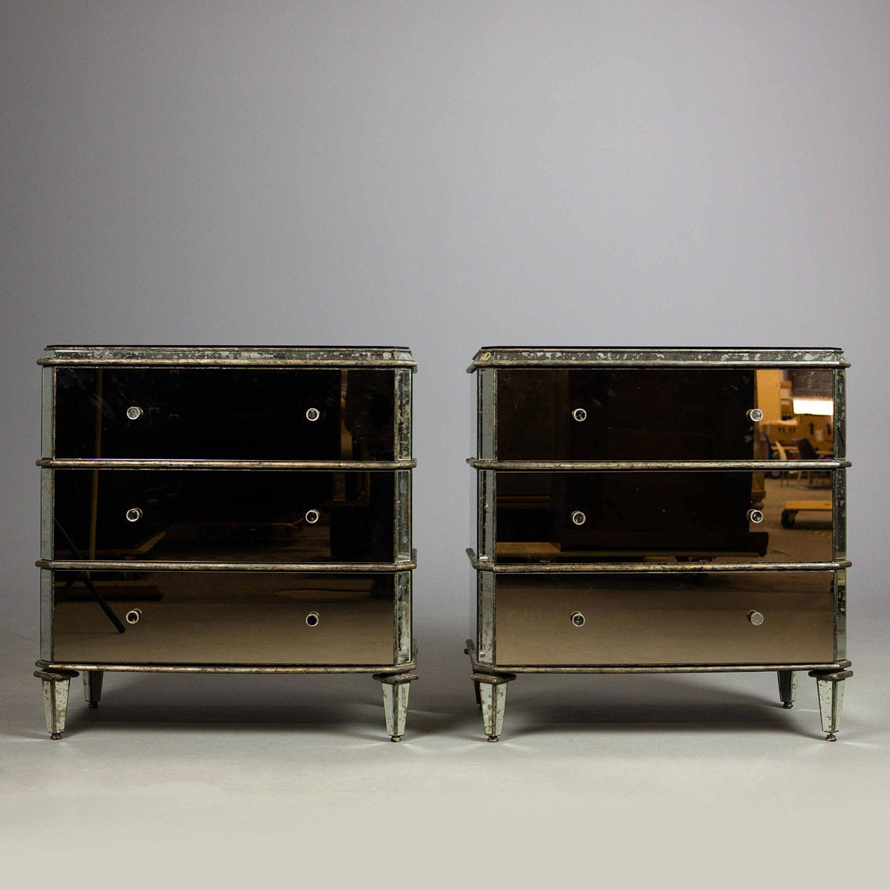 SEITENTRUHEN, EIN PAAR.