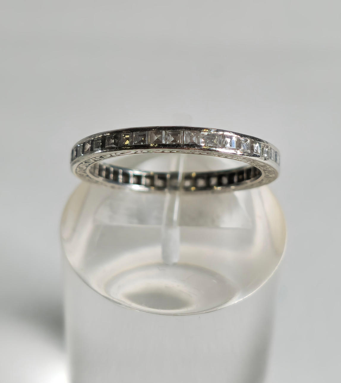 PLATIN RING MED 0.22 CARAT CARRÉ DIAMANTER.