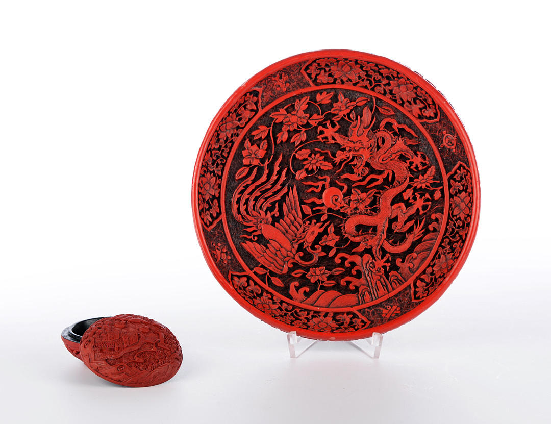 ROTLACKTELLER & ROTLACKDOSE. Kejserlig drake och phoenix med världsglob och landskapsdekoration.