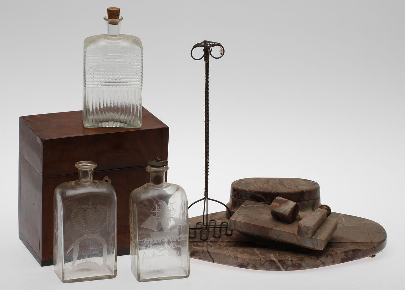 DIVERSE, 8 delar, FLASKSCHATULL och 3 FLASKOR, 1800-tal, SKRIVBORDSUPPSATS, marmor, 1900-tal, LUFFARARBETE, 1800-tal.