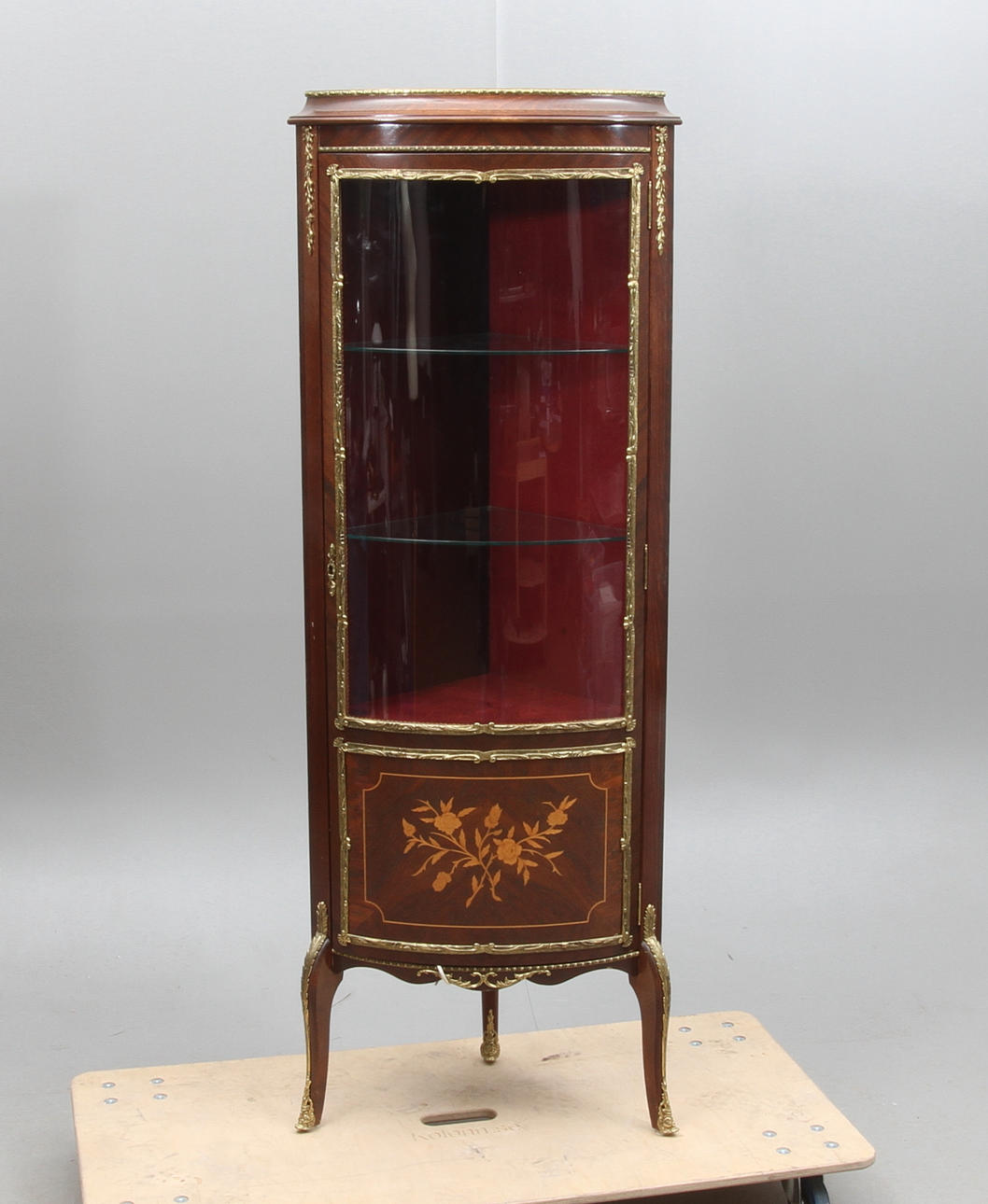 HÖRNVITRINSKÅP, Louis XVI-stil, 1900-tal.