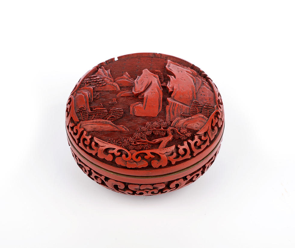 DOSA. runt 1950, rött lack.