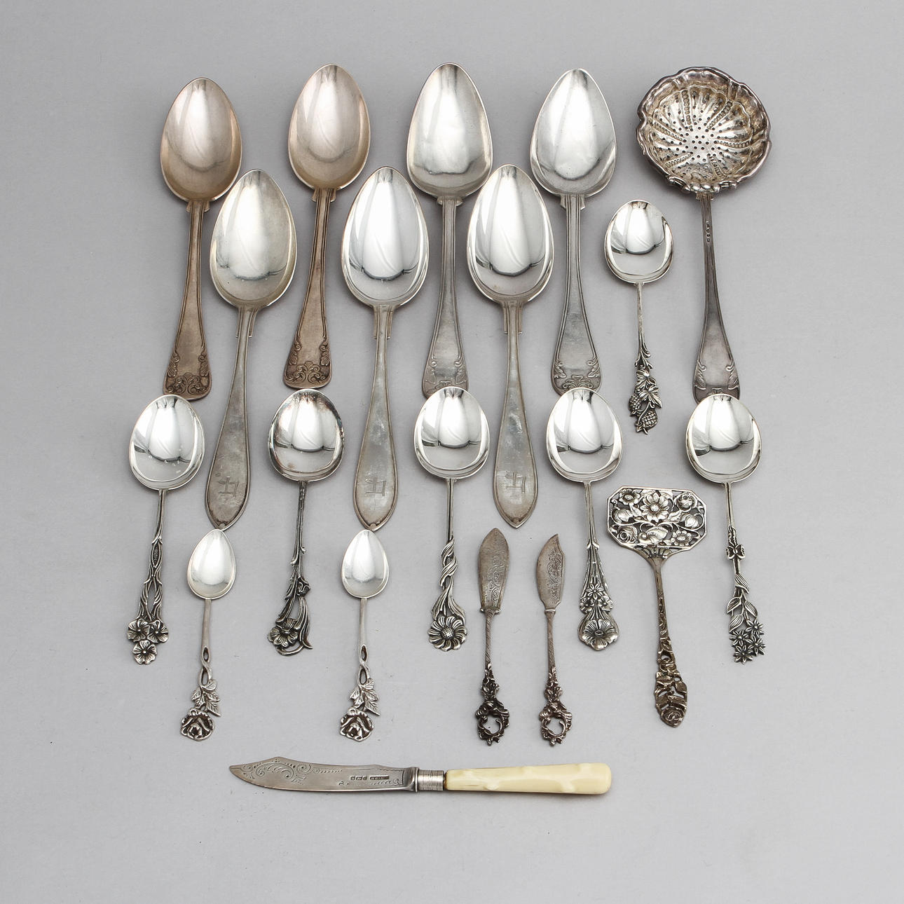 SILVERBESTICK, 14 st, 18/1900-tal. Vikt ca 720 gram.